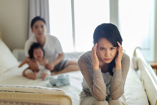 포토 JPG 주간 전신 여자 남자 딸 인형 가족 안기 엄마 실내 피곤 사람 앉기 상반신 성인 앞모습 세명 30대 한국인 육아 침대 아기 커튼 찡그림 아빠 핵가족 주부 두통 육아라이프 놀기 국내포토 자연요소 라이프스타일 뷰포인트 가구 컨셉 관계 모션 표정 동양인 내부 장년 질병 파일형식