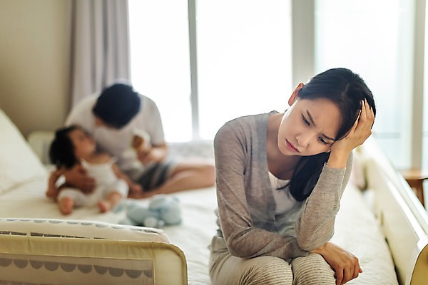 포토 JPG 주간 전신 여자 남자 딸 인형 가족 엄마 실내 피곤 사람 앉기 상반신 성인 앞모습 세명 30대 마주보기 한국인 육아 침대 아기 찡그림 아빠 핵가족 주부 두통 육아라이프 놀기 국내포토 자연요소 라이프스타일 뷰포인트 가구 컨셉 관계 모션 표정 동양인 내부 장년 질병 파일형식