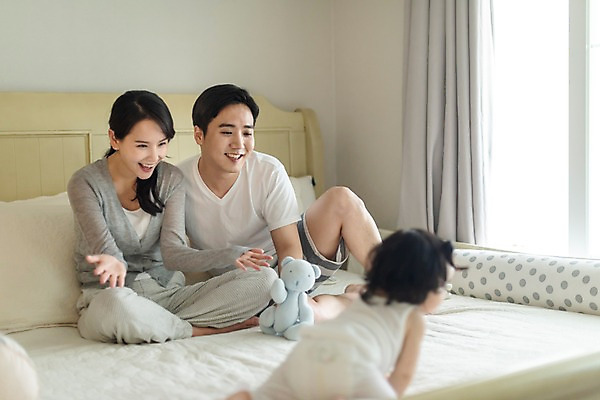 포토 JPG 주간 전신 응시 여자 남자 딸 인형 가족 엄마 실내 미소 사람 앉기 성인 앞모습 옆모습 세명 30대 한국인 육아 침대 아기 커튼 아빠 손내밀기 핵가족 주부 육아라이프 기어가기 놀기 국내포토 자연요소 라이프스타일 시선 뷰포인트 가구 관계 모션 표정 동양인 손짓 내부 장년 파일형식