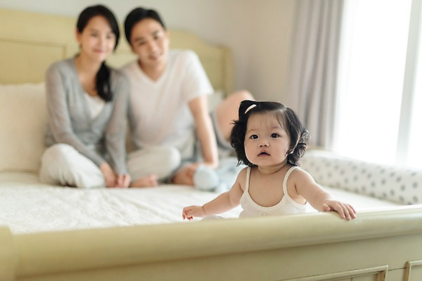 포토 JPG 주간 전신 응시 여자 남자 딸 가족 엄마 실내 미소 사람 앉기 상반신 성인 앞모습 옆모습 세명 30대 한국인 육아 침대 아기 잡기 커튼 아빠 핵가족 주부 육아라이프 놀기 국내포토 자연요소 라이프스타일 시선 뷰포인트 가구 관계 모션 표정 동양인 내부 장년 파일형식