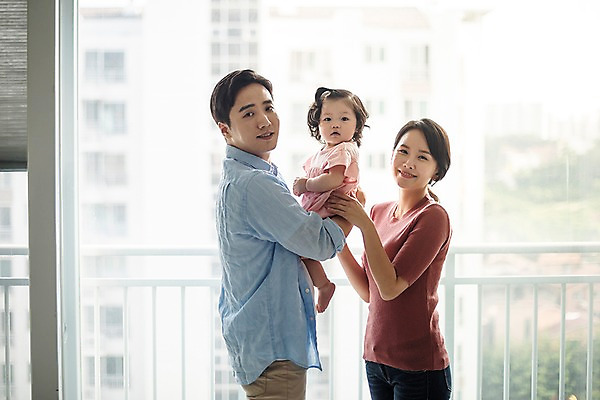 포토 JPG 주간 응시 여자 남자 딸 행복 거실 가족 안기 엄마 아파트 실내 서기 미소 사람 상반신 성인 옆모습 세명 30대 화목 한국인 육아 아기 블라인드 아빠 핵가족 주부 육아라이프 국내포토 자연요소 라이프스타일 시선 감정 뷰포인트 컨셉 관계 모션 주택 표정 동양인 내부 장년 커튼 파일형식