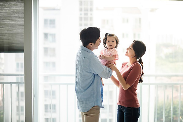 포토 JPG 주간 응시 여자 남자 딸 행복 거실 가족 안기 엄마 아파트 실내 서기 미소 사람 상반신 성인 옆모습 세명 30대 화목 한국인 육아 아기 블라인드 아빠 핵가족 주부 육아라이프 국내포토 자연요소 라이프스타일 시선 감정 뷰포인트 컨셉 관계 모션 주택 표정 동양인 내부 장년 커튼 파일형식