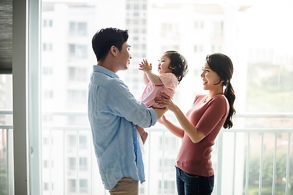 포토 JPG 주간 응시 여자 남자 딸 행복 거실 가족 안기 엄마 아파트 실내 서기 미소 웃음 사람 상반신 성인 옆모습 세명 30대 화목 한국인 육아 아기 블라인드 아빠 박수 핵가족 즐거움 주부 육아라이프 국내포토 자연요소 라이프스타일 시선 감정 뷰포인트 컨셉 관계 모션 주택 표정 동양인 손짓 내부 장년 커튼 파일형식