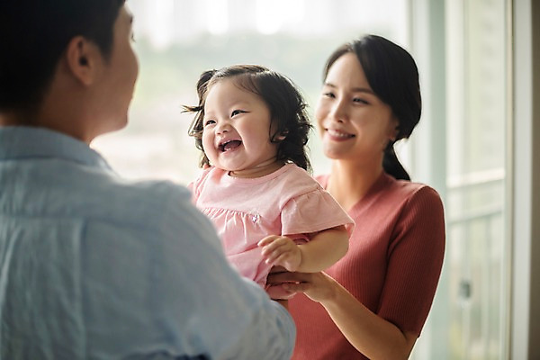 포토 JPG 주간 응시 여자 남자 딸 행복 가족 안기 엄마 실내 미소 웃음 사람 상반신 성인 옆모습 세명 30대 마주보기 화목 한국인 육아 아기 아빠 핵가족 주부 육아라이프 국내포토 자연요소 라이프스타일 시선 감정 뷰포인트 컨셉 관계 모션 표정 동양인 내부 장년 파일형식