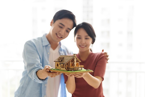 포토 JPG 주간 부부 응시 여자 남자 거실 부동산 주택 실내 미소 들기 사람 상반신 성인 두명 앞모습 30대 모형 한국인 내집마련 건축모형 성인만 어깨에손 국내포토 자연요소 커플 시선 뷰포인트 모션 표정 동양인 내부 건물 장년 재산 파일형식