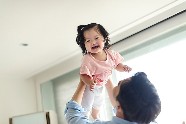 포토 JPG 주간 전신 응시 여자 남자 딸 거실 가족 안기 실내 웃음 사람 상반신 성인 두명 앞모습 뒷모습 30대 한국인 육아 아기 아빠 즐거움 육아라이프 들어올리기 부녀 남성육아휴직 육아대디 싱글대디 한부모가족 국내포토 자연요소 라이프스타일 시선 감정 뷰포인트 관계 모션 표정 동양인 내부 장년 파일형식 육아휴직