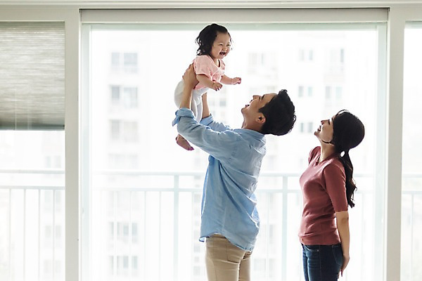 포토 JPG 주간 응시 여자 남자 딸 행복 거실 가족 안기 엄마 실내 미소 웃음 사람 상반신 성인 옆모습 세명 30대 화목 한국인 육아 아기 블라인드 아빠 핵가족 즐거움 주부 육아라이프 들어올리기 국내포토 자연요소 라이프스타일 시선 감정 뷰포인트 컨셉 관계 모션 표정 동양인 내부 장년 커튼 파일형식