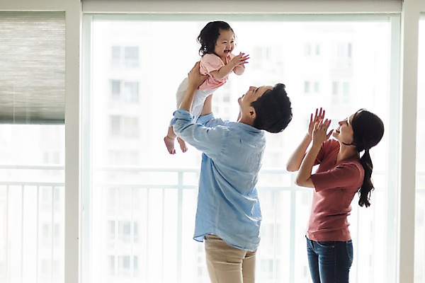 포토 JPG 주간 전신 응시 여자 남자 딸 행복 거실 가족 안기 엄마 실내 미소 웃음 사람 상반신 성인 옆모습 세명 30대 화목 한국인 육아 아기 블라인드 아빠 핵가족 즐거움 주부 육아라이프 들어올리기 국내포토 자연요소 라이프스타일 시선 감정 뷰포인트 컨셉 관계 모션 표정 동양인 내부 장년 커튼 파일형식