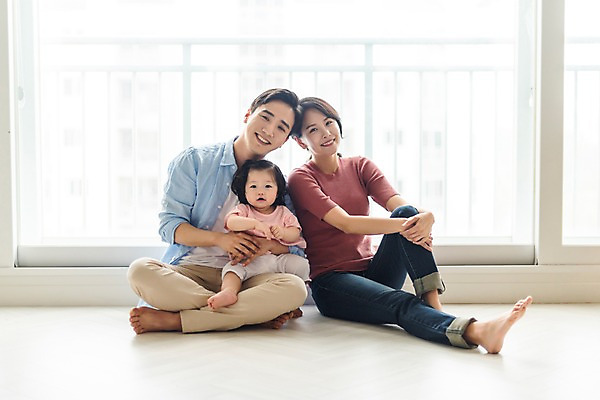 포토 JPG 주간 전신 부부 응시 여자 남자 딸 행복 거실 가족 안기 엄마 바닥 실내 미소 사람 앉기 성인 앞모습 세명 30대 기댐 화목 한국인 육아 아기 아빠 핵가족 주부 육아라이프 국내포토 자연요소 라이프스타일 커플 시선 감정 뷰포인트 컨셉 관계 모션 표정 동양인 내부 장년 파일형식