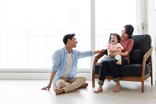 포토 JPG 주간 전신 응시 여자 남자 딸 행복 거실 가족 안기 엄마 바닥 실내 미소 웃음 사람 앉기 성인 앞모습 옆모습 세명 30대 소파 화목 한국인 육아 아기 아빠 핵가족 즐거움 주부 육아라이프 국내포토 자연요소 라이프스타일 시선 감정 뷰포인트 컨셉 의자 관계 모션 표정 동양인 내부 장년 파일형식