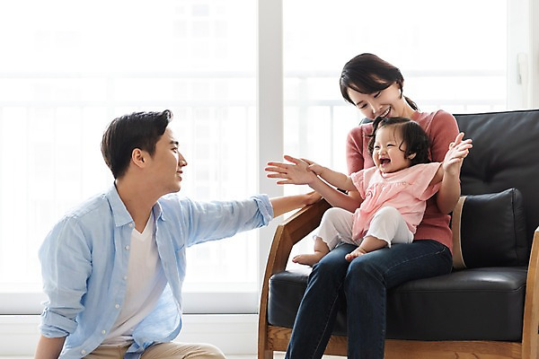 포토 JPG 주간 응시 여자 남자 딸 행복 가족 안기 엄마 팔벌리기 실내 미소 웃음 사람 앉기 상반신 성인 옆모습 세명 30대 소파 화목 한국인 육아 아기 아빠 핵가족 즐거움 주부 육아라이프 국내포토 자연요소 라이프스타일 시선 감정 뷰포인트 컨셉 의자 관계 모션 표정 동양인 내부 장년 파일형식