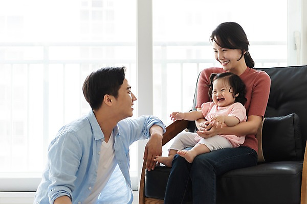 포토 JPG 주간 응시 여자 남자 딸 행복 가족 안기 엄마 실내 웃음 사람 앉기 상반신 성인 옆모습 세명 30대 소파 마주보기 화목 한국인 육아 아기 아빠 핵가족 즐거움 주부 육아라이프 국내포토 자연요소 라이프스타일 시선 감정 뷰포인트 컨셉 의자 관계 모션 표정 동양인 내부 장년 파일형식