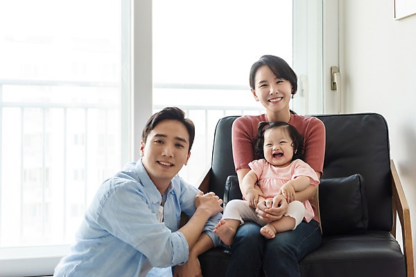 포토 JPG 주간 응시 여자 남자 딸 행복 거실 가족 엄마 실내 미소 웃음 사람 앉기 상반신 성인 앞모습 옆모습 세명 30대 소파 화목 한국인 육아 아기 아빠 핵가족 주부 육아라이프 국내포토 자연요소 라이프스타일 시선 감정 뷰포인트 컨셉 의자 관계 모션 표정 동양인 내부 장년 파일형식 가구 인종 생활 생활용품 오브젝트