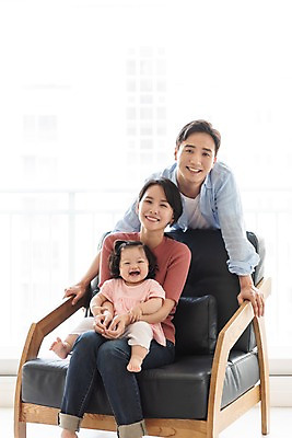 포토 JPG 주간 전신 여자 남자 딸 행복 거실 가족 안기 엄마 실내 미소 웃음 사람 앉기 상반신 성인 앞모습 세명 30대 소파 화목 한국인 육아 아기 아빠 핵가족 주부 육아라이프 국내포토 자연요소 라이프스타일 감정 뷰포인트 컨셉 의자 관계 모션 표정 동양인 내부 장년 파일형식