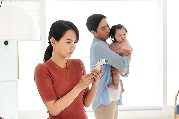 포토 JPG 주간 응시 여자 남자 딸 거실 가족 안기 엄마 전등 실내 서기 사람 상반신 성인 앞모습 옆모습 세명 30대 한국인 육아 아기 아빠 체온계 핵가족 확인 고민 주부 육아라이프 귀체온계 국내포토 자연요소 라이프스타일 시선 감정 뷰포인트 관계 모션 조명 동양인 내부 장년 온도계 파일형식