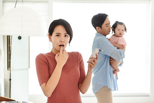 포토 JPG 주간 응시 여자 남자 딸 거실 가족 안기 엄마 전등 실내 서기 사람 상반신 성인 앞모습 옆모습 세명 30대 놀람 한국인 육아 아기 아빠 체온계 핵가족 고민 주부 육아라이프 귀체온계 국내포토 자연요소 라이프스타일 시선 감정 뷰포인트 관계 모션 조명 표정 동양인 내부 장년 온도계 파일형식