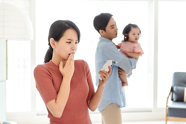 포토 JPG 주간 여자 남자 딸 거실 가족 안기 엄마 전등 실내 서기 사람 상반신 성인 앞모습 옆모습 세명 30대 소파 놀람 한국인 육아 아기 아빠 체온계 핵가족 고민 주부 육아라이프 귀체온계 국내포토 자연요소 라이프스타일 감정 뷰포인트 의자 관계 모션 조명 표정 동양인 내부 장년 온도계 파일형식