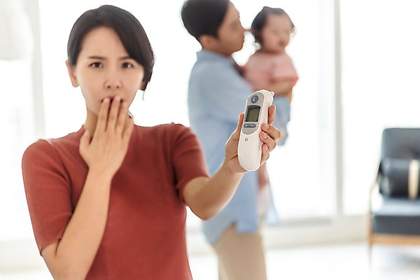 포토 JPG 주간 응시 여자 남자 딸 거실 가족 안기 엄마 실내 서기 사람 상반신 성인 앞모습 옆모습 세명 30대 소파 놀람 한국인 육아 아기 아빠 체온계 핵가족 고민 주부 육아라이프 귀체온계 국내포토 자연요소 라이프스타일 시선 감정 뷰포인트 의자 관계 모션 표정 동양인 내부 장년 온도계 파일형식