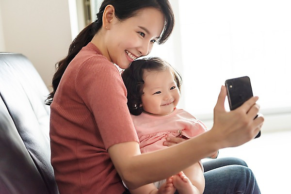 포토 JPG 주간 전신 응시 여자 행복 거실 가족 안기 모녀 실내 미소 사람 앉기 상반신 성인 두명 앞모습 옆모습 30대 스마트폰 소파 화목 한국인 육아 아기 셀프카메라 즐거움 주부 육아라이프 여자만 싱글맘 한부모가족 국내포토 자연요소 라이프스타일 시선 딸 감정 뷰포인트 컨셉 의자 관계 모션 엄마 표정 동양인 내부 장년 핸드폰 스마트기기 사진촬영 파일형식