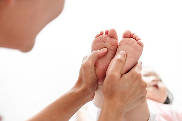 포토 JPG 주간 전신 응시 여자 행복 가족 발 모녀 실내 미소 사람 상반신 성인 두명 앞모습 옆모습 신체부위 30대 화목 만지기 한국인 육아 양손 아기 마사지 누름 주부 육아라이프 여자만 국내포토 자연요소 라이프스타일 손 시선 딸 감정 뷰포인트 컨셉 관계 모션 엄마 표정 동양인 내부 장년 파일형식