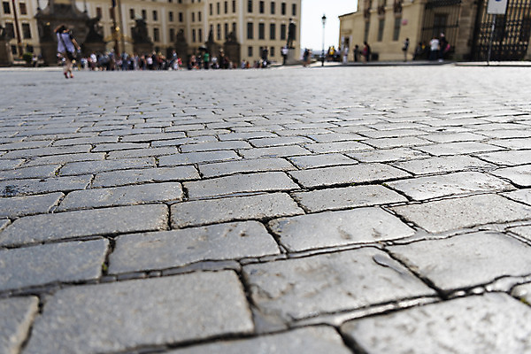 포토 JPG 주간 해외풍경 가로등 유럽풍경 사람 풍경 여러명 야외 건물 도시풍경 여행객 광장 체코 프라하 철문 구시가지 보도블록 국내포토 자연요소 해외 건축물 공공시설 유럽 다수 문 도시 파일형식