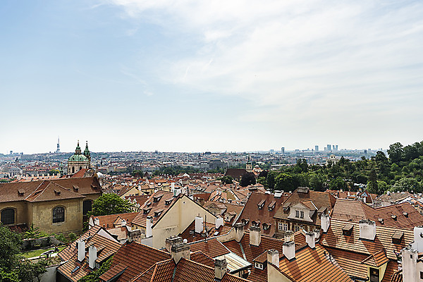 포토 JPG 주간 나무 구름 해외풍경 유럽풍경 하늘 유럽건축 지붕 주택 풍경 사람없음 야외 건물 도시풍경 성 체코 프라하 해외도시 국내포토 자연요소 식물 해외 건축물 유럽 서양건축 도시 파일형식