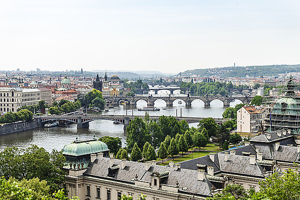포토 JPG 주간 나무 해외풍경 유럽풍경 유럽건축 풍경 사람없음 야외 강 도시풍경 성 체코 프라하 카를교 해외도시 가교 국내포토 자연요소 식물 해외 건축물 유럽 서양건축 다리_건축물 도시 파일형식