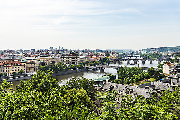 포토 JPG 주간 나무 구름 해외풍경 유럽풍경 하늘 유럽건축 풍경 사람없음 야외 건물 강 도시풍경 성 체코 프라하 카를교 해외도시 가교 국내포토 자연요소 식물 해외 건축물 유럽 서양건축 다리_건축물 도시 파일형식