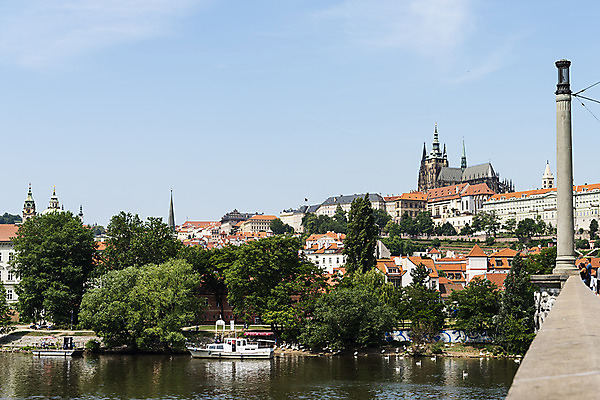 포토 JPG 주간 나무 해외풍경 유럽풍경 하늘 유럽건축 사람 풍경 여러명 야외 강 도시풍경 여행객 성 유람선 체코 프라하 해외도시 가교 국내포토 자연요소 식물 해외 건축물 유럽 다수 배_교통 서양건축 도시 파일형식