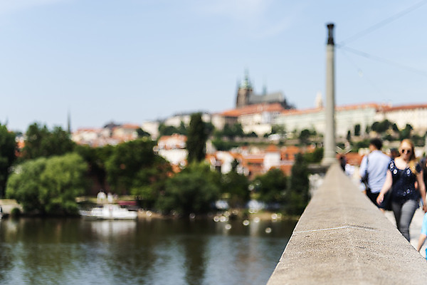 포토 JPG 주간 나무 해외풍경 유럽풍경 사람 풍경 여러명 야외 건물 아웃포커스 강 도시풍경 유람선 체코 프라하 가교 국내포토 자연요소 식물 해외 건축물 유럽 다수 배_교통 촬영기법 도시 파일형식