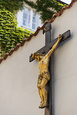 포토 JPG 주간 해외풍경 십자가 유럽풍경 창문 풍경 사람없음 야외 도시풍경 예수 담쟁이덩굴 체코 프라하 국내포토 자연요소 해외 유럽 도시 신_종교 덩굴 파일형식