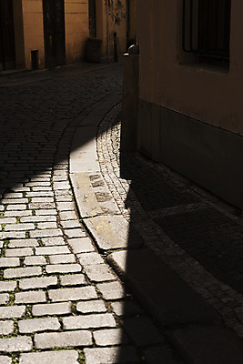 포토 JPG 해외풍경 유럽풍경 그림자 풍경 사람없음 야외 도시풍경 어둠 골목길 야간 체코 프라하 보도블록 국내포토 자연요소 해외 유럽 길 도시 파일형식