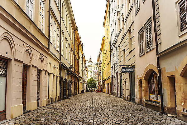 포토 JPG 주간 해외풍경 유럽풍경 창문 유럽건축 거리 간판 풍경 사람없음 야외 건물 도시풍경 원근감 골목길 체코 프라하 해외도시 국내포토 자연요소 해외 건축물 유럽 길 뷰포인트 서양건축 도시 파일형식