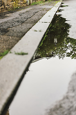 포토 JPG 주간 해외풍경 도로 유럽풍경 거리 풍경 근접촬영 사람없음 야외 도시풍경 반사 보행로 웅덩이 체코 프라하 빗물 국내포토 자연요소 해외 유럽 길 뷰포인트 교통시설 도시 비_날씨 파일형식