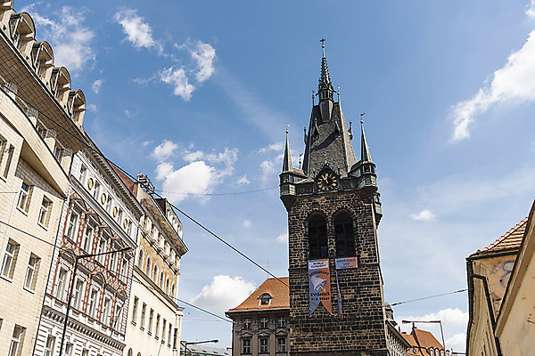 포토 JPG 주간 구름 해외풍경 건축물 유럽풍경 하늘 유럽건축 풍경 사람없음 야외 건물 도시풍경 전선 깃발 성 시계탑 체코 프라하 해외도시 국내포토 자연요소 해외 건축 유럽 서양건축 탑 도시 파일형식