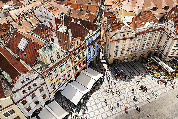 포토 JPG 주간 해외풍경 건축물 유럽풍경 유럽건축 거리 주택 사람 풍경 여러명 야외 건물 하이앵글 도시풍경 여행객 상점 체코 프라하 해외도시 국내포토 자연요소 해외 건축 유럽 뷰포인트 다수 서양건축 도시 파일형식