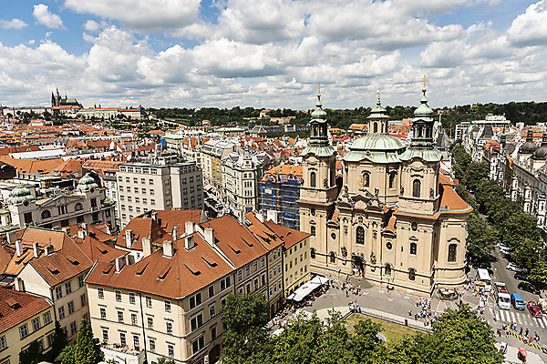 포토 JPG 주간 나무 구름 해외풍경 공원 도로 유럽풍경 자동차 하늘 유럽건축 지붕 거리 사람 풍경 여러명 야외 도시풍경 여행객 성 체코 프라하 해외도시 국내포토 자연요소 식물 해외 건축물 공공시설 유럽 길 육상교통 다수 서양건축 교통시설 도시 파일형식