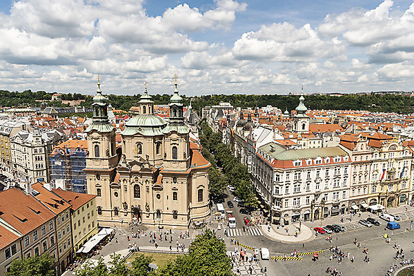 포토 JPG 주간 나무 구름 해외풍경 건축물 공원 도로 유럽풍경 자동차 하늘 유럽건축 지붕 사람 풍경 여러명 야외 도시풍경 여행객 성 체코 프라하 해외도시 국내포토 자연요소 식물 해외 공공시설 건축 유럽 길 육상교통 다수 서양건축 교통시설 도시 파일형식