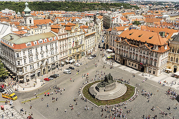 포토 JPG 주간 나무 해외풍경 유럽풍경 자동차 유럽건축 지붕 사람 풍경 야외 하이앵글 도시풍경 동상 조각상 여행객 광장 체코 프라하 해외도시 국내포토 자연요소 식물 해외 유럽 육상교통 뷰포인트 서양건축 조형물 도시 기념물 파일형식