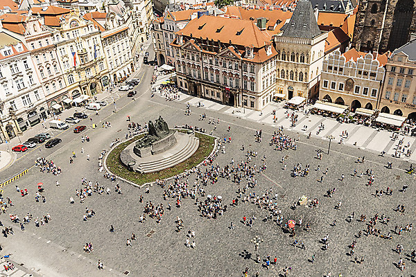 포토 JPG 주간 해외풍경 유럽풍경 자동차 유럽건축 사람 풍경 여러명 야외 건물 하이앵글 도시풍경 동상 조각상 여행객 광장 체코 프라하 해외도시 국내포토 자연요소 해외 건축물 유럽 육상교통 뷰포인트 다수 서양건축 조형물 도시 기념물 파일형식