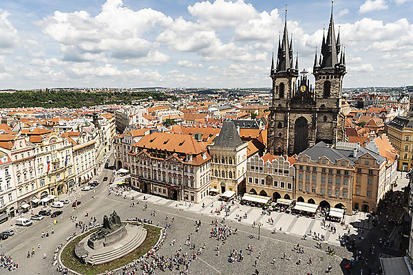 포토 JPG 주간 구름 해외풍경 유럽풍경 자동차 하늘 유럽건축 지붕 사람 풍경 여러명 야외 건물 하이앵글 도시풍경 동상 조각상 여행객 성 광장 체코 프라하 해외도시 국내포토 자연요소 해외 건축물 유럽 육상교통 뷰포인트 다수 서양건축 조형물 도시 기념물 파일형식