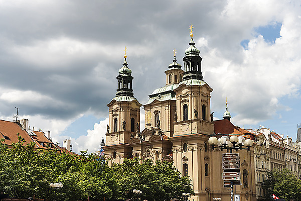 포토 JPG 주간 나무 구름 해외풍경 유럽풍경 하늘 유럽건축 지붕 주택 풍경 사람없음 야외 도시풍경 성 체코 프라하 해외도시 국내포토 자연요소 식물 해외 건축물 유럽 서양건축 건물 도시 파일형식