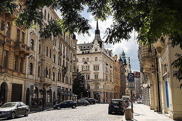 포토 JPG 주간 전신 해외풍경 도로 유럽풍경 자동차 유럽건축 거리 사람 풍경 여러명 성인 야외 도시풍경 원근감 체코 프라하 해외도시 국내포토 자연요소 해외 유럽 길 육상교통 뷰포인트 다수 서양건축 교통시설 도시 파일형식