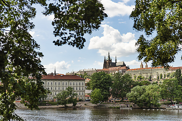 포토 JPG 주간 전신 나무 구름 해외풍경 여러마리 유럽풍경 하늘 유럽건축 오리 사람 풍경 여러명 야외 도시풍경 여행객 성 강가 나룻배 체코 프라하 해외도시 국내포토 자연요소 식물 해외 건축물 유럽 다수 배_교통 서양건축 조류 강 도시 파일형식