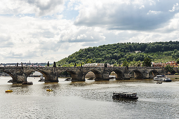 포토 JPG 구름 해외풍경 유럽풍경 하늘 유럽건축 풍경 사람없음 강 도시풍경 유람선 나룻배 체코 프라하 카를교 해외도시 가교 국내포토 자연요소 해외 건축물 유럽 배_교통 서양건축 다리_건축물 도시 파일형식