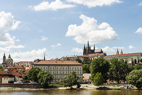 포토 JPG 주간 나무 구름 해외풍경 유럽풍경 하늘 유럽건축 주택 풍경 사람없음 야외 건물 강 도시풍경 성 강가 체코 프라하 해외도시 국내포토 자연요소 식물 해외 건축물 유럽 서양건축 도시 파일형식