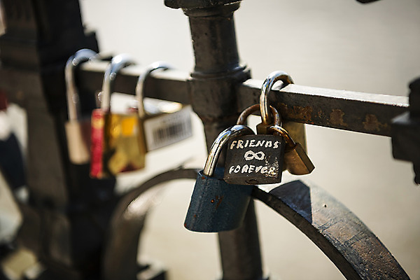 포토 JPG 주간 해외풍경 유럽풍경 기념 자물쇠 풍경 근접촬영 사람없음 야외 도시풍경 여러개 체코 프라하 철문 글귀 국내포토 자연요소 해외 유럽 뷰포인트 다수 문 도시 표어 파일형식