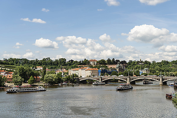 포토 JPG 주간 나무 구름 해외풍경 공원 유럽풍경 해외건축 하늘 유럽건축 풍경 사람없음 야외 강 도시풍경 숲 체코 프라하 해외도시 가교 국내포토 자연요소 식물 해외 건축물 공공시설 건축 유럽 서양건축 도시 파일형식