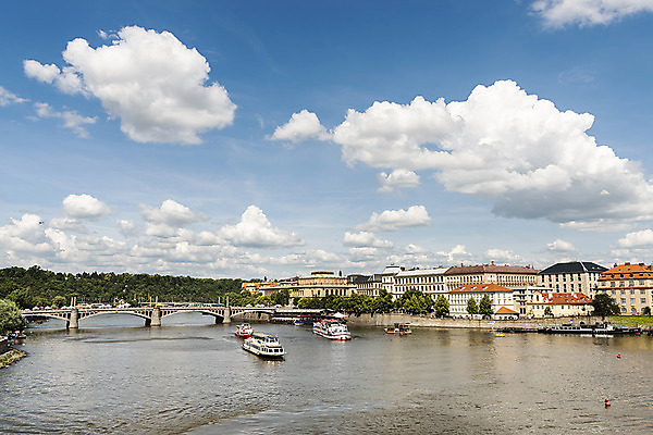 포토 JPG 주간 구름 해외풍경 유럽풍경 해외건축 하늘 유럽건축 풍경 사람없음 야외 강 도시풍경 숲 유람선 체코 프라하 해외도시 가교 국내포토 자연요소 해외 건축물 건축 유럽 배_교통 서양건축 도시 파일형식