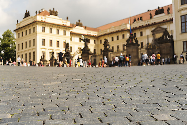 포토 JPG 주간 전신 해외풍경 여자 남자 유럽풍경 유럽건축 사람 풍경 여러명 성인 야외 관광지 도시풍경 조각상 여행객 깃발 광장 체코 프라하 보도블럭 구시가지 해외도시 국내포토 자연요소 해외 유럽 여행 다수 서양건축 조형물 도시 보행로 파일형식
